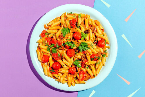 Bunte Penne alla puttanesca mit Oliven, Kapern und Misopaste