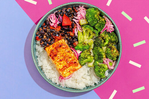 Tex-Mex Feta-Bowl mit Bohnen und Brokkoli, dazu eingelegte Zwiebeln