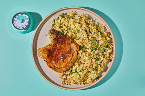 Würziges Schweinekotelett auf Blumenkohl-Bulgur-Taboulé mit Petersilie