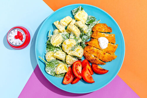 Veggie-Schnitzel mit Kartoffelsalat mit Spinat und Tomaten