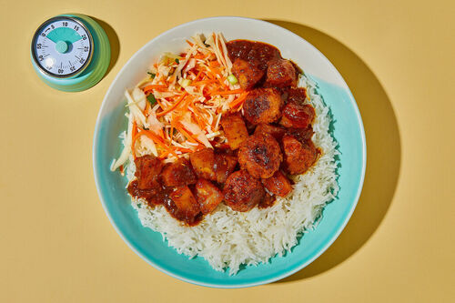 Vegane BBQ-Ananas-Hackbällchen mit Weißkohl-Karotten-Salat und Basmatireis