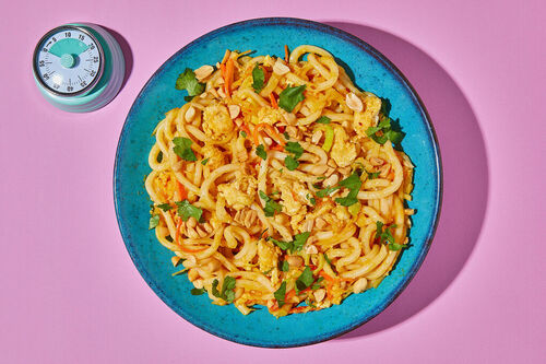 Udon-Gemüsepfanne mit Ei mit Erdnüssen und Koriander