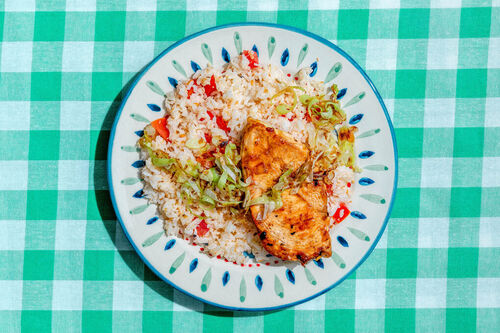 Saftiges Mangohähnchen mit Kokosreis mit Tomaten und gebratenem Lauch