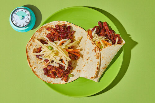 RESHOOT Deftige Bacon-Käse-Wraps mit Bohnen, Coleslaw und frischem Apfel