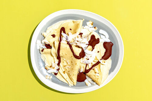 RS Crêpes mit cremiger Schoko-Nuss-Sauce fein garniert mit gerösteten Kokosraspel