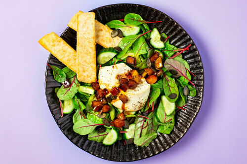 Gebackener Ricotta mit Birne dazu Pita-Chips und Salat mit Kürbiskernen