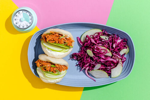 Pulled-Chicken-Baos mit Apfel dazu knackiger Rotkohlsalat