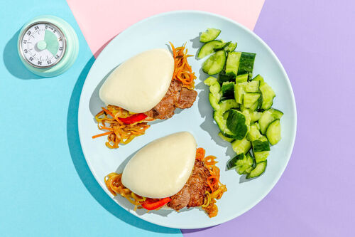 Baos mit Rinderschnetzeln und Gemüse dazu frischer Gurkensalat