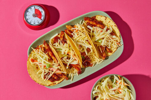 BBQ-Tacos mit Schweineschnetzeln dazu knackiger Coleslaw und Käse