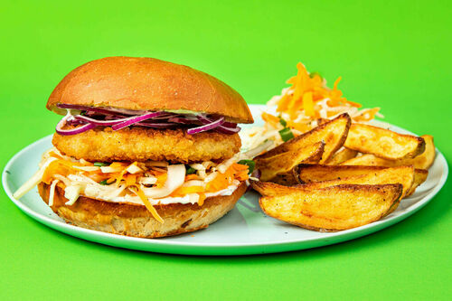Knuspriger Fischburger mit Coleslaw und leckeren Ofenpommes