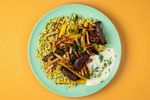 Geräuchertes Hähnchen mit Röstgemüse auf Kräuter-Perlencouscous, dazu Joghurtdip
