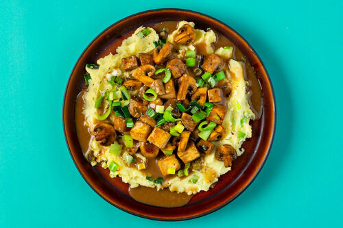 Tofu-Pilz-Pfanne auf cremigem Kartoffelpüree mit gebratenem Lauch