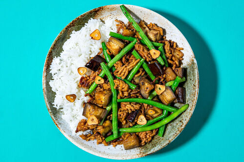 Auberginen-Adobo mit veganem Hack und grünen Bohnen auf Reis