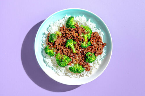 Schnelle vegane Hackpfanne mit Brokkoli im Asia-Style mit Jasminreis