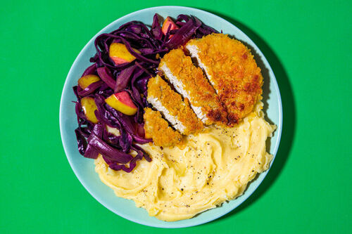 „Hähnchen”-Schnitzel mit Püree an Apfelrotkohl mit Ras-el-Hanout