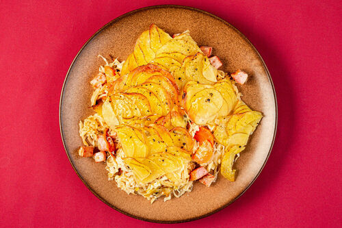 Herzhafter Kasslerauflauf mit Kartoffelkruste mit Sauerkraut und Gemüse