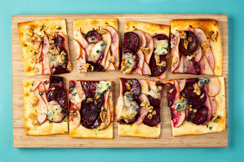 Flammkuchen mit Blauschimmelkäse mit Roter Bete, Birne und Thymian