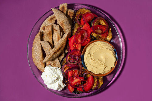 TBR Gebackene Aubergine mit Fetacreme mit Vollkornpitabrot und Hummus