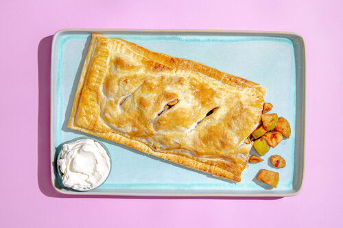 OP Blätterteig-Apfelstrudel mit Mandeln dazu feine Schlagsahne mit Ahornsirup