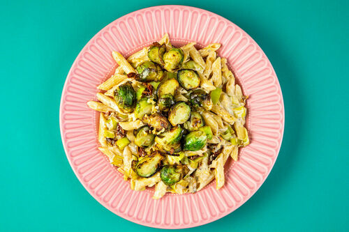 Gerösteter Rosenkohl auf Käsepasta mit Lauch und getrockneten Tomaten