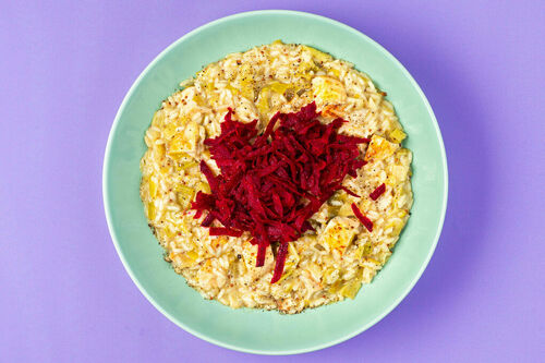 Hähnchen-Risotto mit Lauch und Käse dazu eingelegte Rote Bete