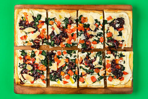 Flammkuchen mit karamellisierten Zwiebeln mit Spinat und Tomaten auf Ricotta