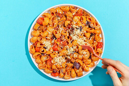 Pasta-Auberginen-Pfanne mit Oliven in würziger Tomaten-Miso-Sauce