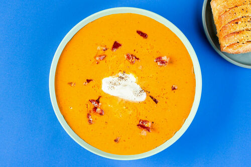 Süßkartoffel-Paprika-Suppe mit Speck gewürzt im Tex-Mex-Style