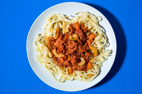 Vegane Bolognese-Pasta mit Stangensellerie, Karotten und Zwiebeln