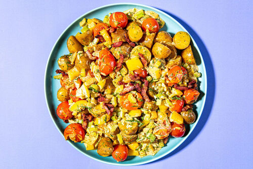 Warmer Kartoffelsalat mit Bacon mit gebratenem Gemüse und würziger Sauce