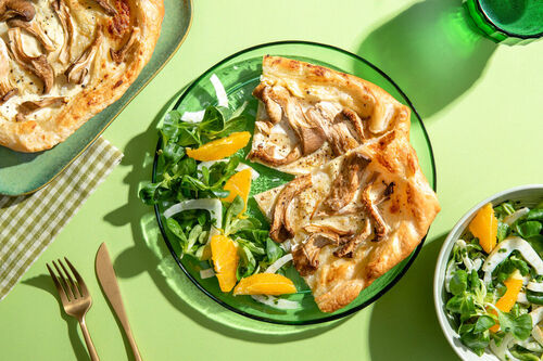 Knusprige Galette mit Austernpilzen dazu Salat mit Schnittlauchdressing