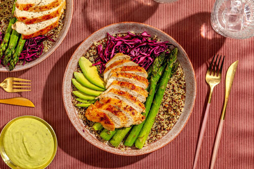 RS Luxuriöse Hähnchen-Quinoa-Bowl mit Rotkohl, Spargel und Avocado