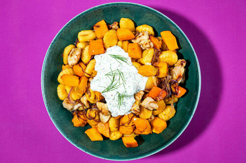 Ofen-Gnocchi und Zwiebelhähnchen dazu Hokkaidokürbis und Dilljoghurt