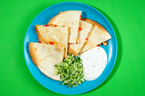 Quesadillas mit geräuchertem Hähnchen dazu Gurkensalat und Joghurtdip