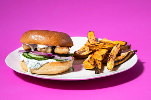 Veggie-„Fischstäbchen“-Burger mit Dillsauce, Gurkensalat und Süßkartoffeln