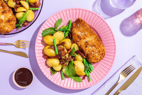 Krosses Schnitzel mit Kartoffel-Bacon-Salat dazu würzige BBQ-Sauce