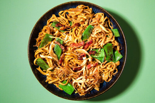 RS KF Teriyaki-Bratnudeln mit Speck an grünen Bohnen und Weißkohl