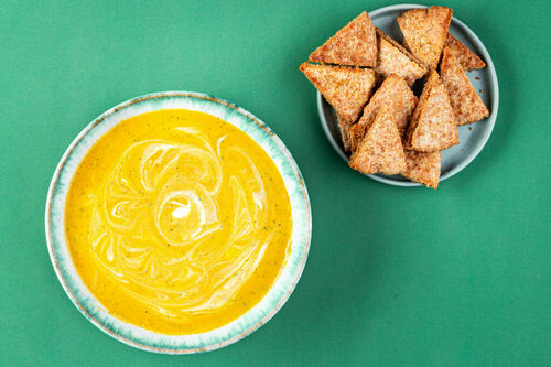 Würzige Zucchini-Süßkartoffel-Suppe mit knusprigen Pita-Chips