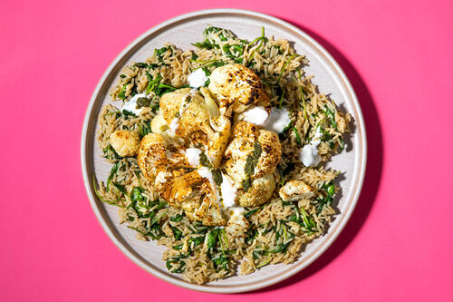 Gerösteter Blumenkohl auf Spinatreis dazu Joghurt und Basilikumcreme