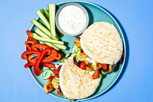 Hähnchenpita Schawarma-Style mit knackigem Gemüse und Joghurtsauce