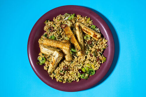 Perlencouscous mit Ofen-Pastinaken würzig-fein mit Lauch, Käse und Oliven