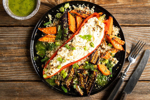 Paprika mit Ricotta-Minze-Füllung mit Dukkah-Karotten und Quinoa-Feigen-Salat