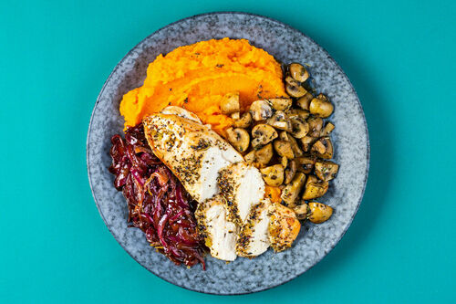 Hähnchenfilet an Süßkartoffelpüree mit Zwiebelmarmelade und Champignons