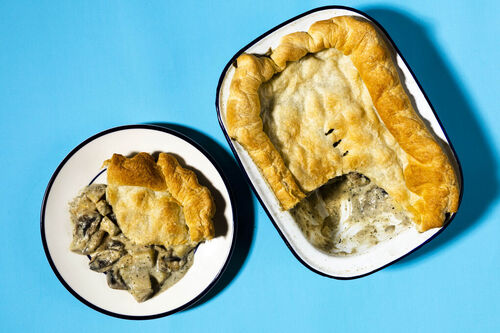 Veganer Champignon-Sellerie-Pie mit knuspriger Blätterteighaube