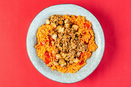 Feuriger Chili-Tomatenreis mit Hackfleisch garniert mit gebratenen Champignons