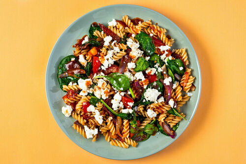 Feine Tomaten-Spinat-Fusilli mit roten Zwiebeln und cremigem Fetakäse