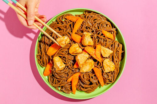 Sobanudeln mit Kung-Pao-Hähnchen und zarten Karotten
