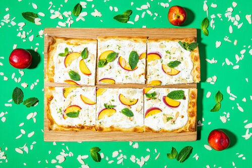 Nektarinen-Flammkuchen mit Limetten-Creme und frischer Minze