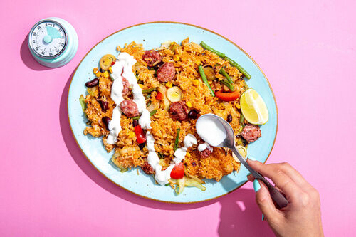 Cajun-Gemüsereis mit Bratwurst dazu frischer Joghurt-Limetten-Dip