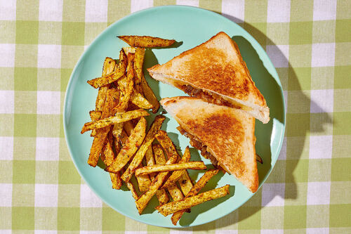 Grilled-Cheese-Sandwich mit Zwiebeln und gerösteten Sellerie-Sticks
